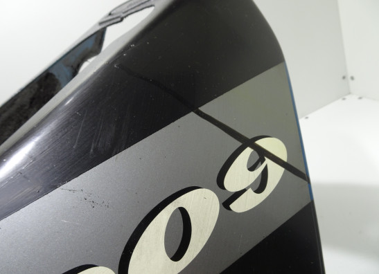 Cowl V shape under Kawasaki ZZR 600