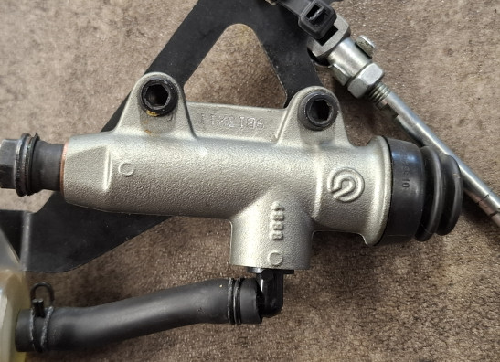 Rempomp achter Ducati Monster 821