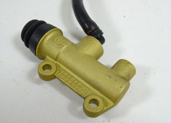 Rempomp achter Ducati ST3