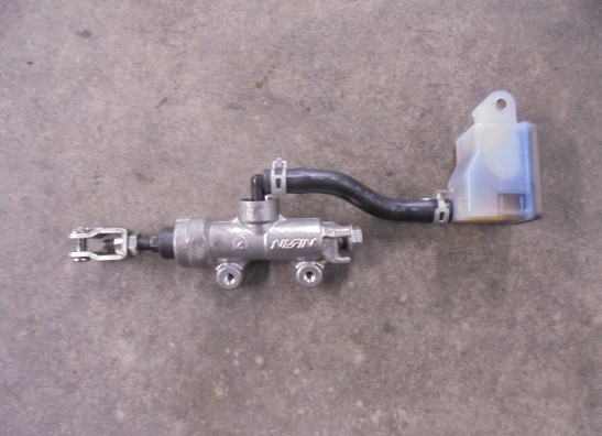 Rempomp achter Suzuki GSX 8R