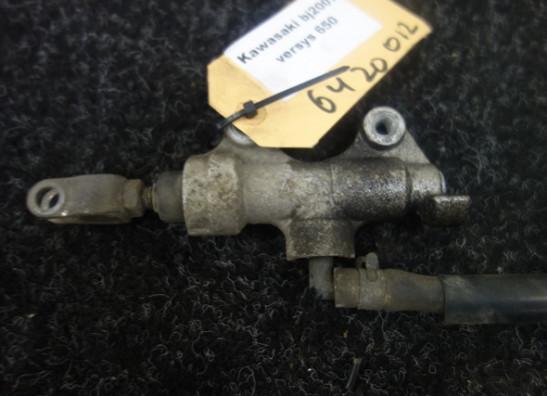 Rempomp achter Kawasaki VERSYS 650