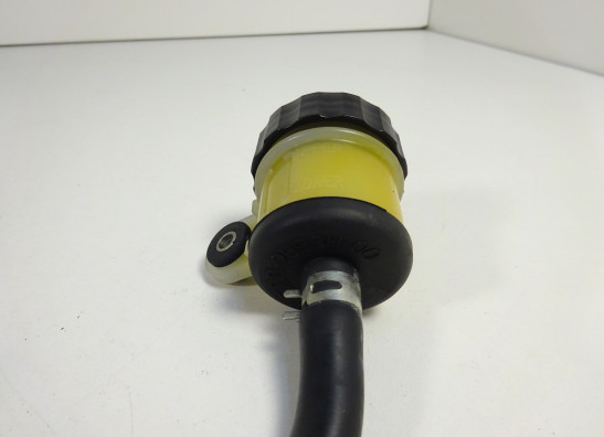 Rempomp achter Yamaha FZ8