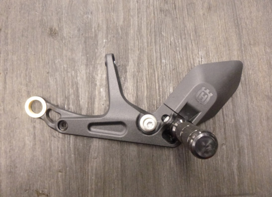 Schetsplaat links Husqvarna Svartpilen 701
