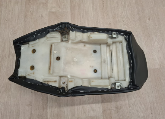 Zadel Suzuki GSX 250 L