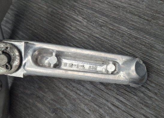 Fussrastetrager vorne links Suzuki GSX R 750