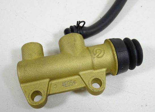 Rempomp achter Ducati ST3