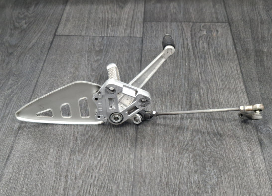 Fussrastetrager vorne links Suzuki GSX R 750