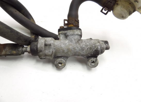 Rempomp achter Suzuki GSX F 600