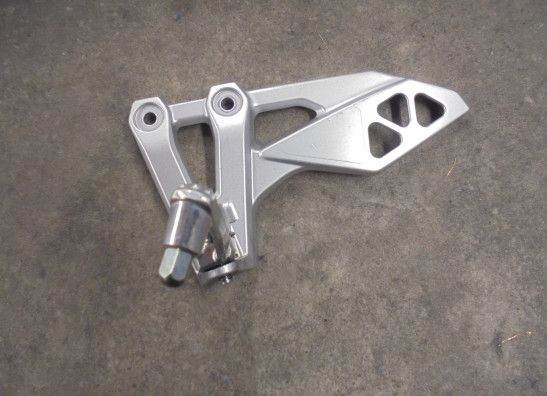 Fussrastetrager vorne links Suzuki GSX 8R