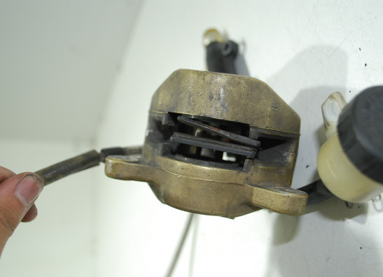 Rempomp achter Ducati monster 900