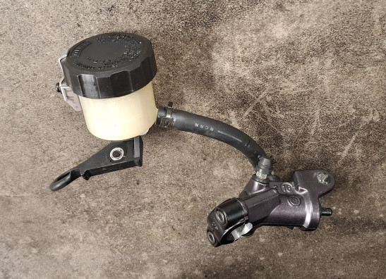 Rempomp achter Yamaha YZF R1