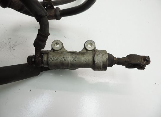 Rempomp achter Honda NTV 650