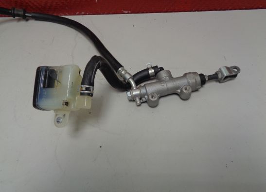 Rempomp achter Suzuki GSX R 600