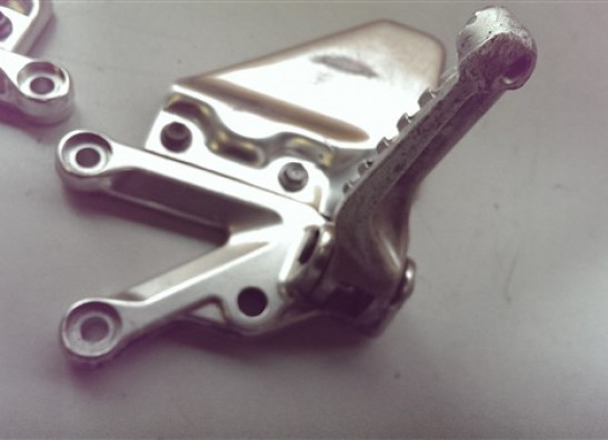 Voetsteun links Aprilia RSV 1000