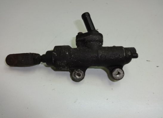 Rempomp achter Suzuki GSX F 750