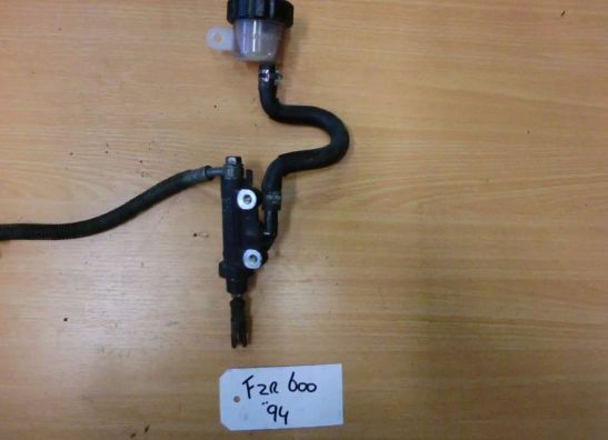 Rempomp achter Yamaha FZR 600