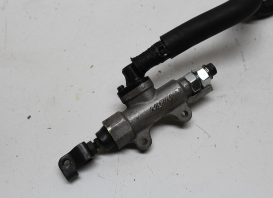 Rempomp achter Honda VFR 800 I