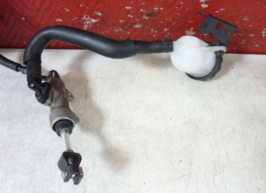 Rempomp achter Honda VFR 800 I