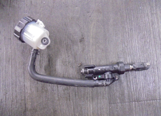 Rempomp achter Yamaha Niken GT