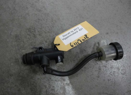 Rempomp achter Ducati Hypermotard 821